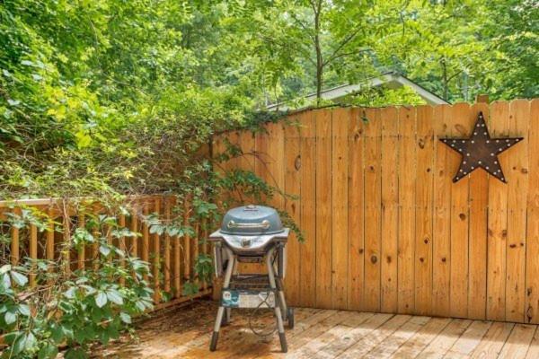 Treehouse Between Gatlinburg And Pigeon Forge. Pet Friendly! Zewnętrze zdjęcie